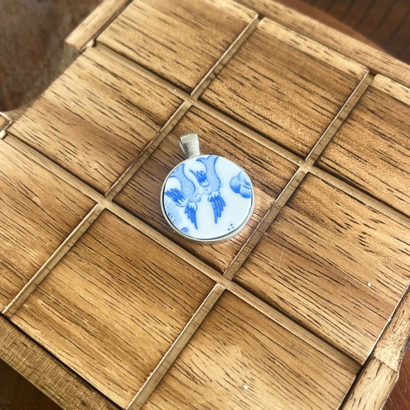 Blue and white handmade necklace pendant (out of old China plates!) - Picture 4 of 5